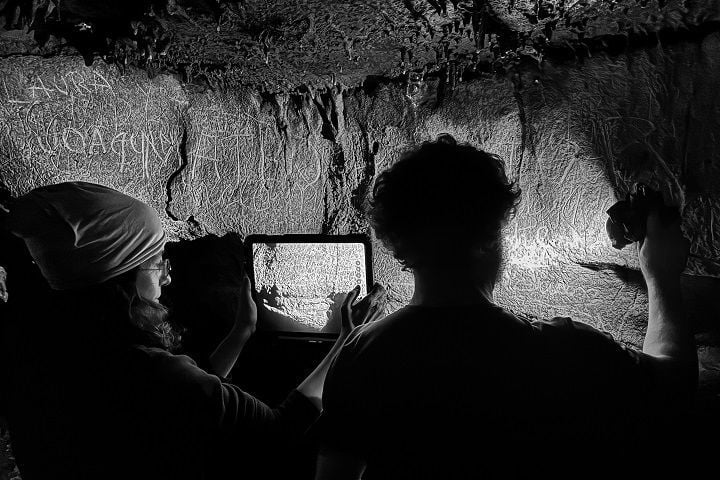 Ricercatori documentano e analizzano le iscrizioni.