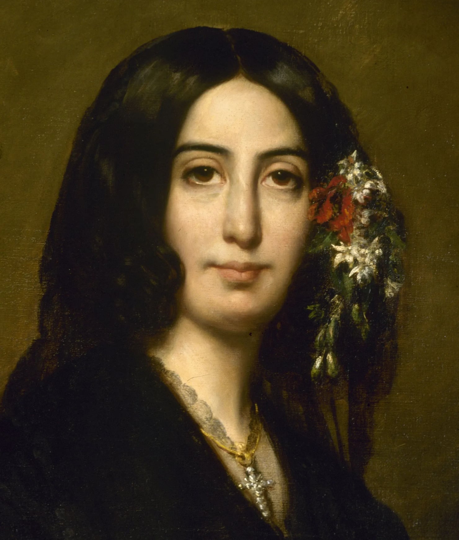 Ritratto pittorico ravvicinato di una giovane donna con lunghi capelli scuri, raccolti ai lati del viso e ornati da fiori rossi e bianchi. La donna guarda verso l’osservatore con un’espressione seria e composta, su uno sfondo scuro.