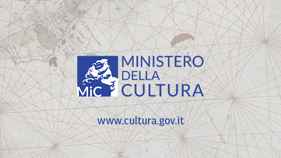 Logo del Ministero della Cultura (MiC) in blu, accompagnato dall’indirizzo del sito istituzionale, su uno sfondo chiaro che riproduce una carta geografica antica con linee di navigazione.