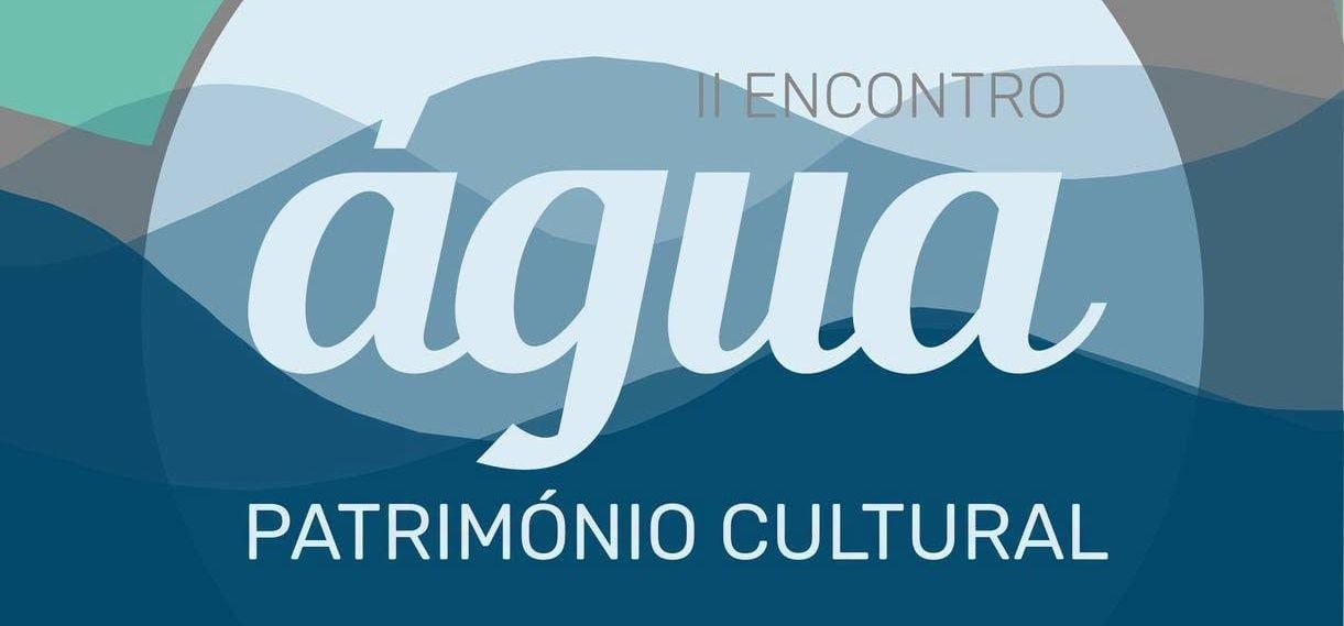 Grafica del II Encontro Água Património Cultural, con la parola “água” in evidenza su uno sfondo astratto composto da forme ondulate in diverse tonalità di blu, azzurro e verde.