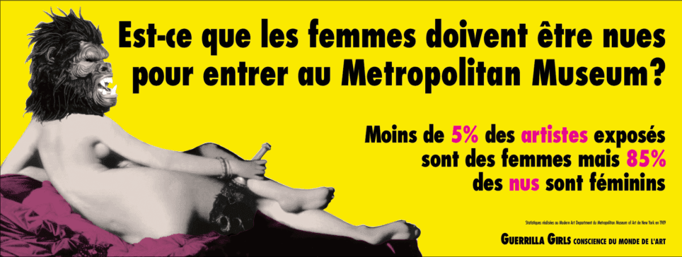 Manifesto delle Guerrilla Girls su sfondo giallo, con una figura femminile nuda dalla testa di gorilla. Il testo in francese denuncia la scarsa presenza di artiste donne al Metropolitan Museum, confrontandola con l’elevata percentuale di nudi femminili esposti.