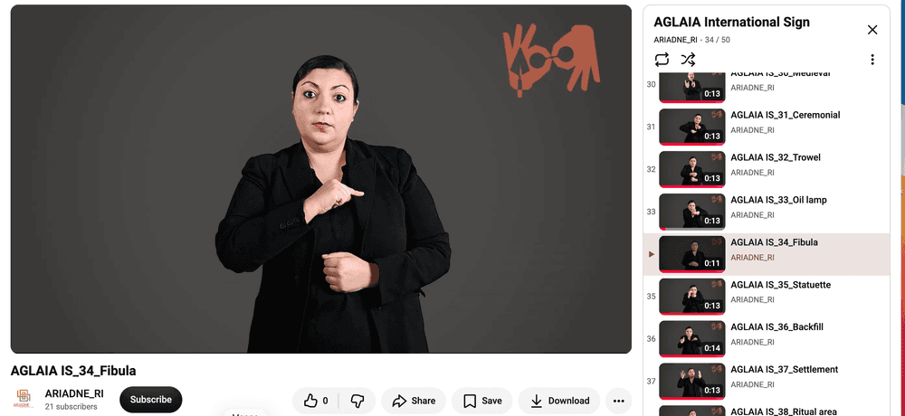 Schermata del canale YouTube di ARIADNE_RI: un'interprete segna in International Sign il termine «fibula»; nella colonna a destra scorrono i video della playlist del glossario.