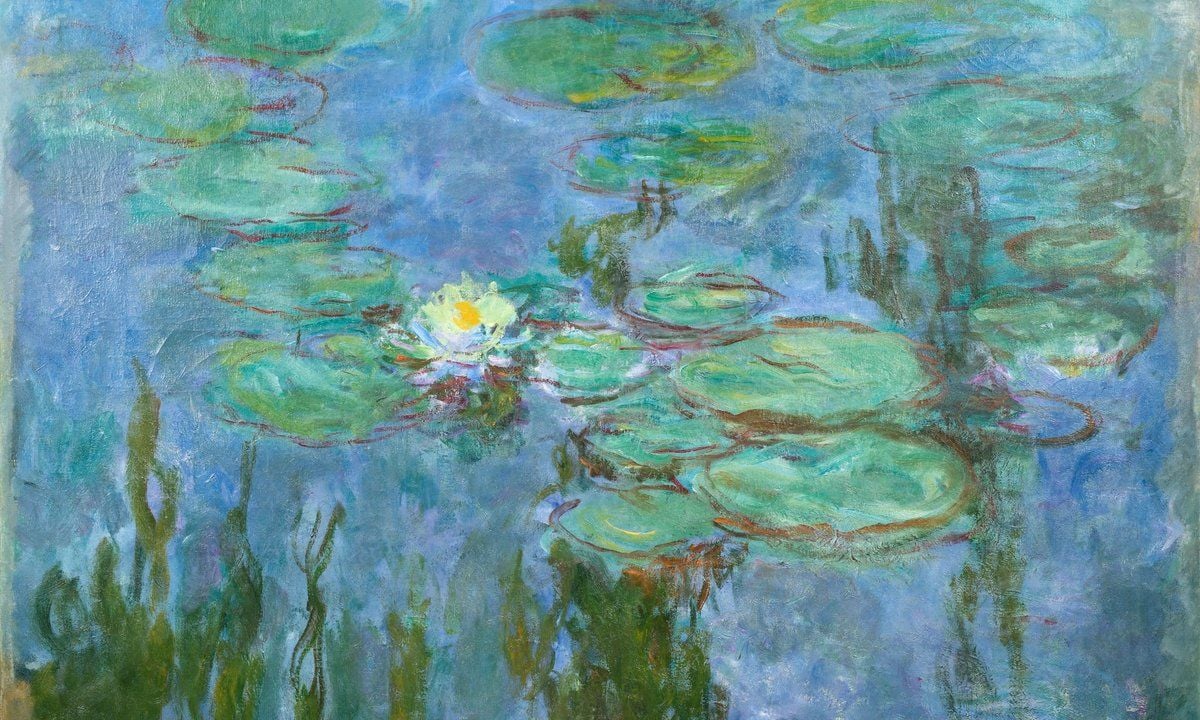 Dipinto raffigurante uno stagno coperto di ninfee, con grandi foglie verdi che galleggiano sull’acqua nei toni dell’azzurro e del blu. Al centro emerge un fiore di ninfea bianco e giallo, circondato dai riflessi della vegetazione.
