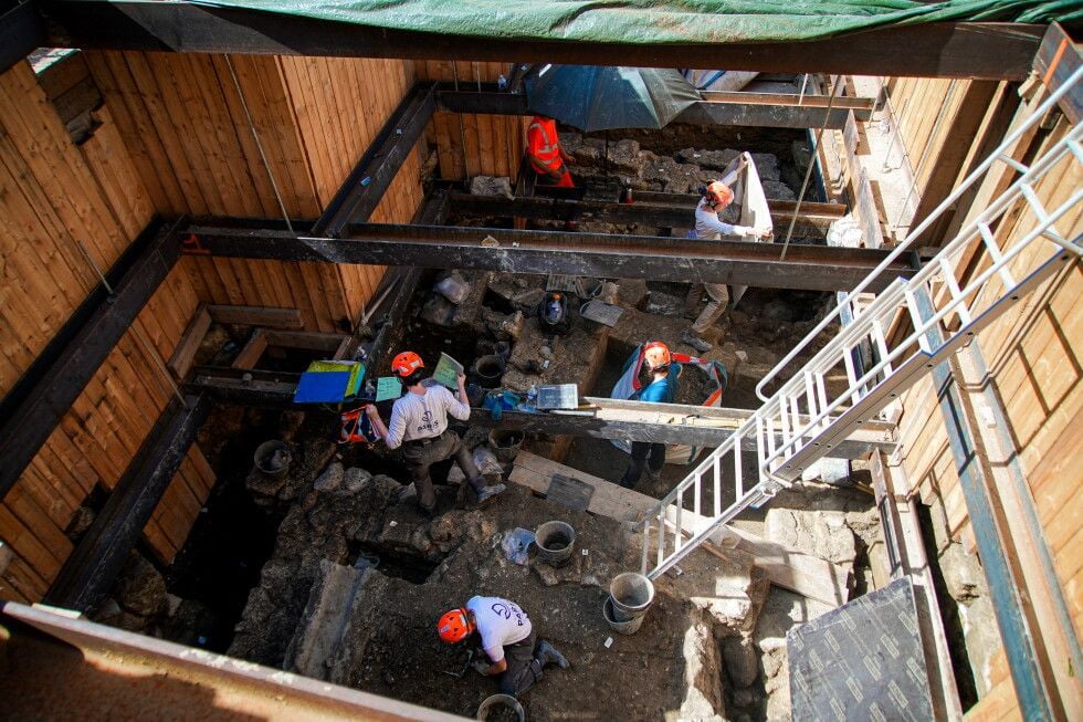 Operai archeologici con caschi protettivi scavano a 4 metri di profondità durante gli scavi all'esterno della cattedrale di Notre-Dame a Parigi.