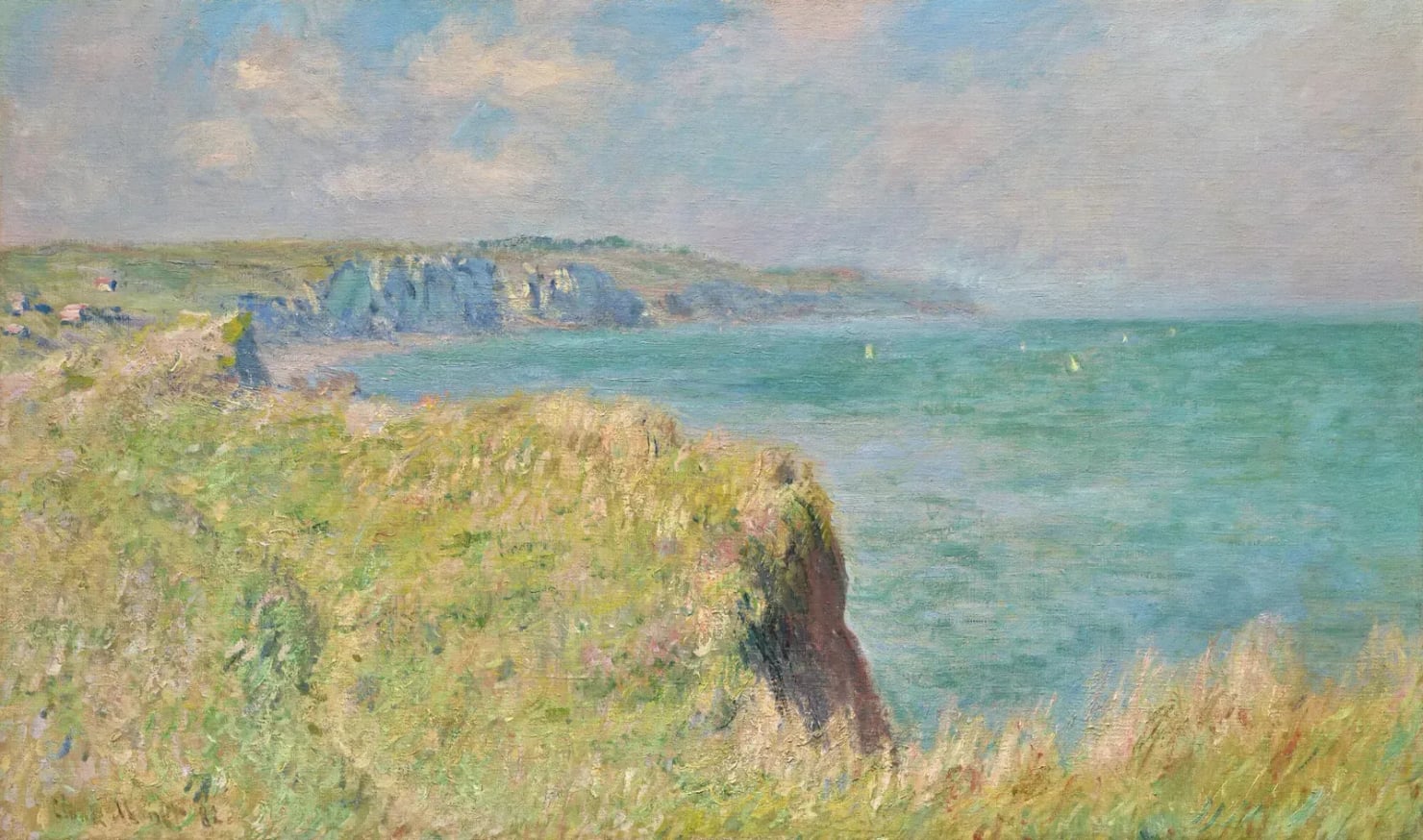 Dipinto di un paesaggio costiero con una scogliera ricoperta di vegetazione in primo piano, il mare sulla destra e altre scogliere sullo sfondo. Il cielo è chiaro e nuvoloso, con tonalità azzurre, verdi e rosate.