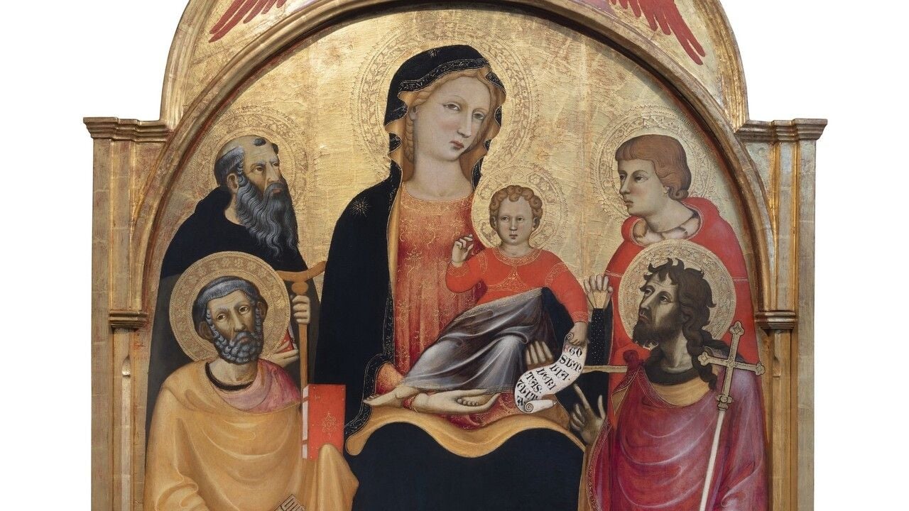 Dipinto medievale a fondo oro raffigurante la Madonna con Bambino al centro, circondata da quattro santi con aureole, all’interno di una cornice ad arco.